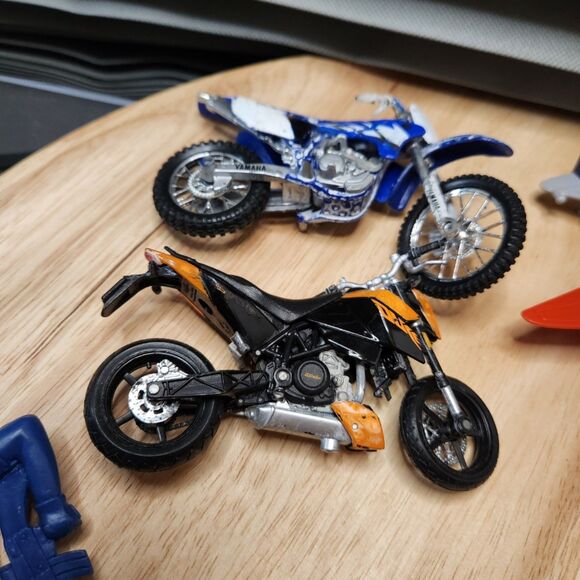 Mixed Toy Lot – Small Figurines, Planes & Bikes - Picture 8 of 9